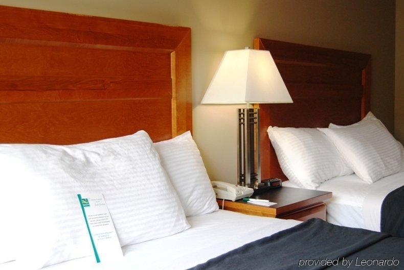Quality Inn West Едмънтън Стая снимка